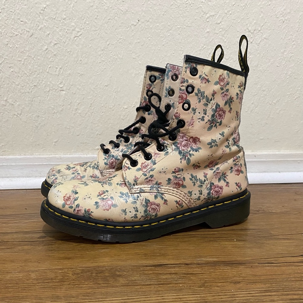Vintage Dr. Martens 1460 Cream-Rose